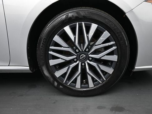 Used 2024 Nissan Altima 2.5 SV FWD image 10