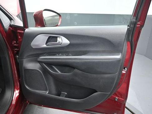 Used 2020 Chrysler Pacifica Touring w/ S Appearance Package FWD image 20