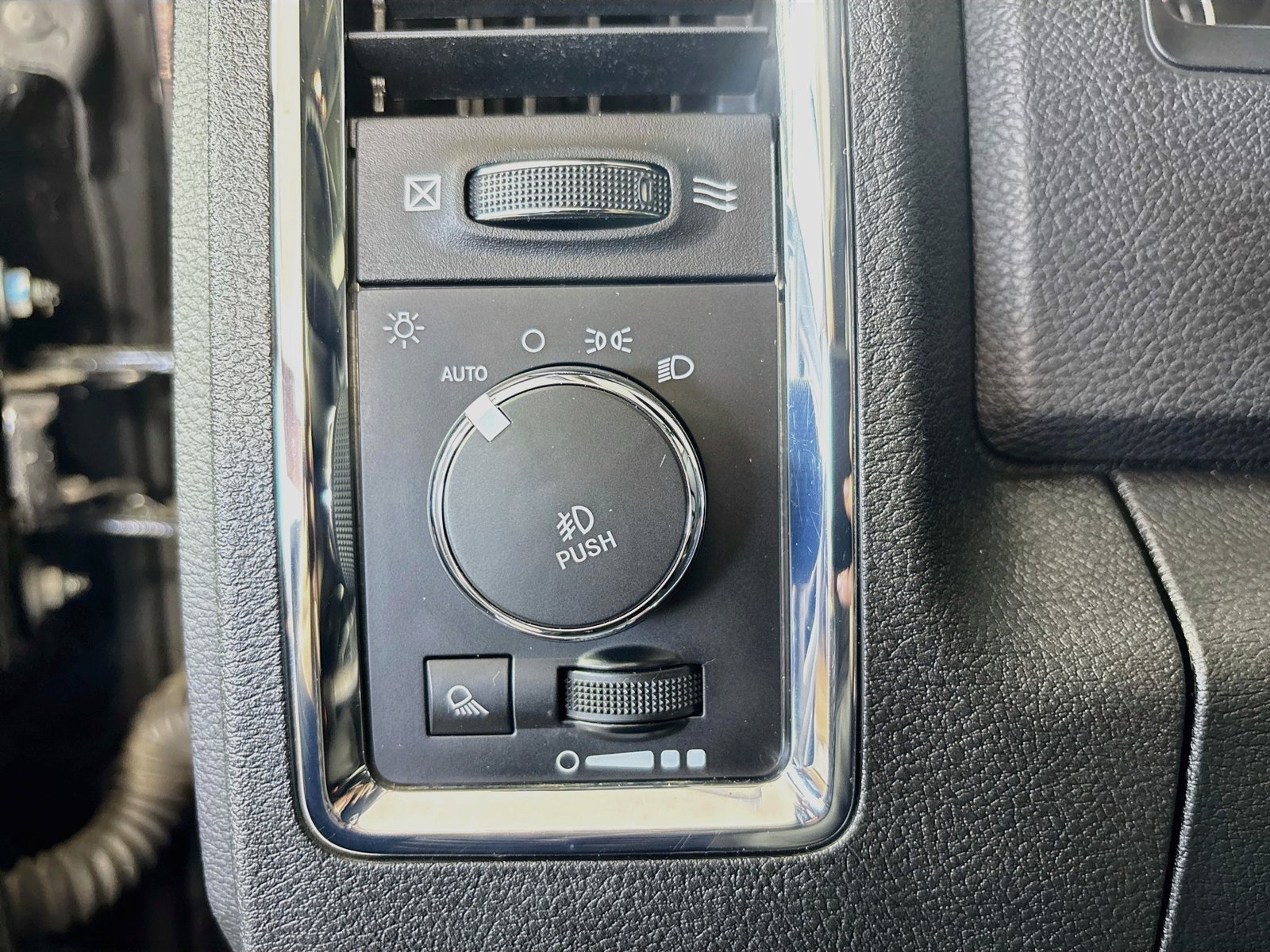 Used 2017 RAM 2500 Laramie w/ Sport Appearance Group AWD/4WD image 10
