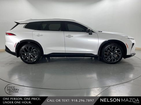 Used 2025 Toyota Crown Signia w/ Advanced Technology Package image 5