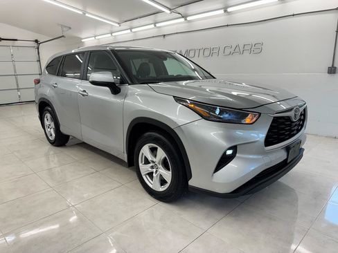 Used 2023 Toyota Highlander LE AWD/4WD image 3