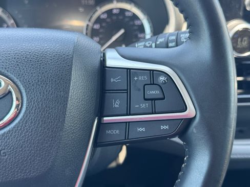 Used 2022 Toyota Highlander XLE AWD/4WD image 23