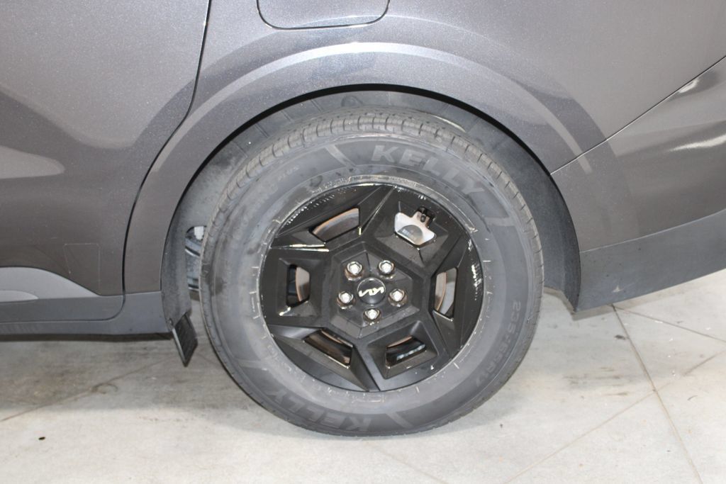 Used 2025 Kia Carnival FWD image 58