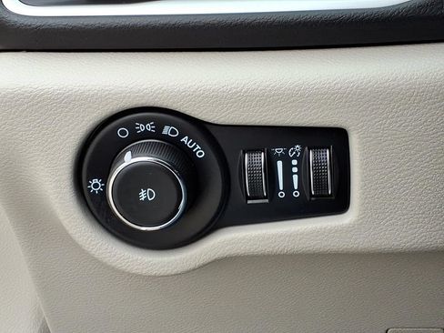 Used 2024 Chrysler Pacifica Touring-L FWD image 16
