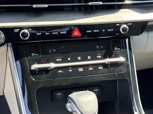 Used 2024 Kia Carnival EX FWD image 19