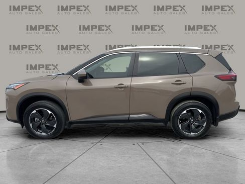 Used 2024 Nissan Rogue SV w/ SV Premium Package image 2