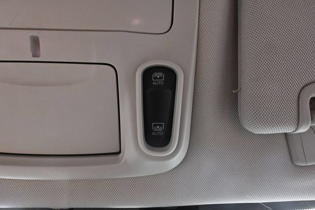 Used 2018 Chrysler Pacifica Limited FWD image 28