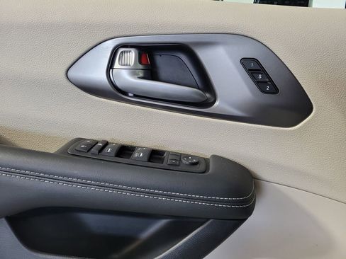 Used 2024 Chrysler Pacifica Touring-L FWD image 16