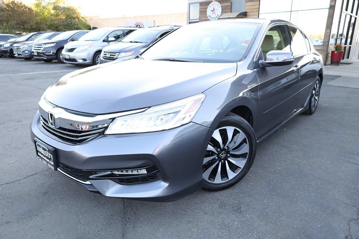 Used 2017 Honda Accord Touring image 2