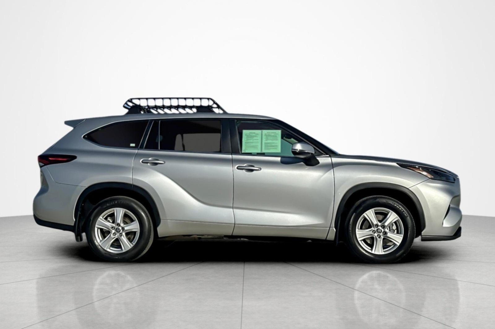 Used 2024 Toyota Highlander LE FWD image 6