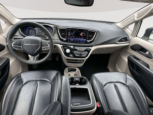 Used 2023 Chrysler Pacifica Touring-L FWD image 7