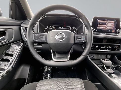 Used 2025 Nissan Rogue SV image 5