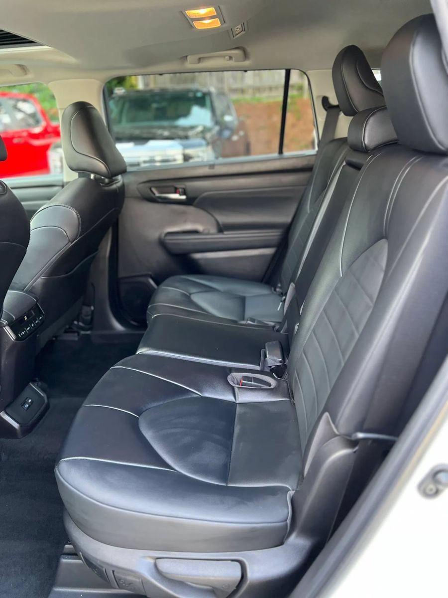 Used 2022 Toyota Highlander XLE FWD image 12