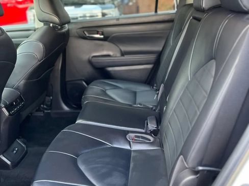 Used 2022 Toyota Highlander XLE FWD image 12