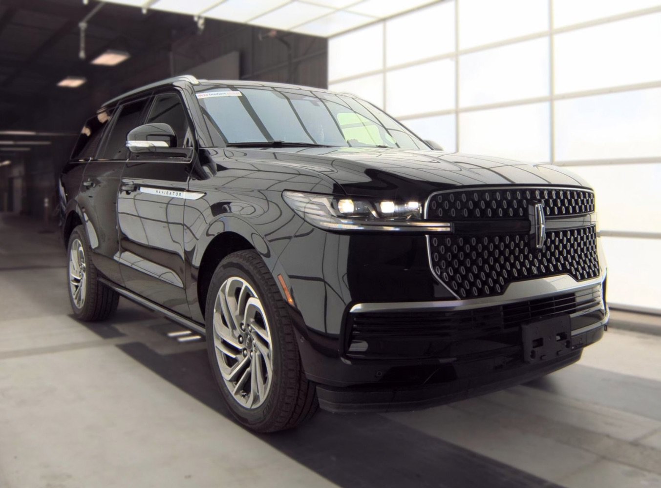 Used 2025 Lincoln Navigator Reserve AWD/4WD image 3