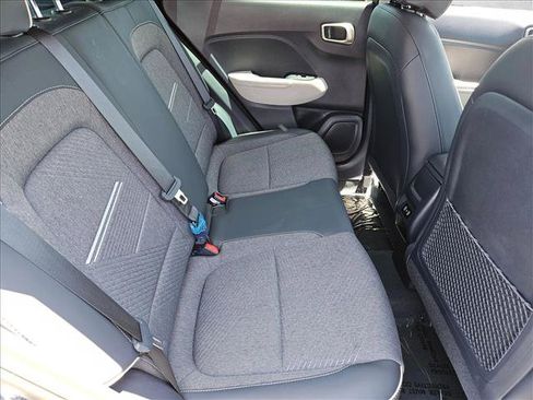 Used 2025 Hyundai Venue Limited FWD image 22