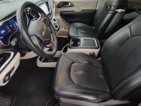 Used 2022 Chrysler Pacifica Touring-L image 14