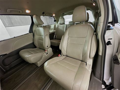 Used 2015 Toyota Sienna XLE Premium image 25
