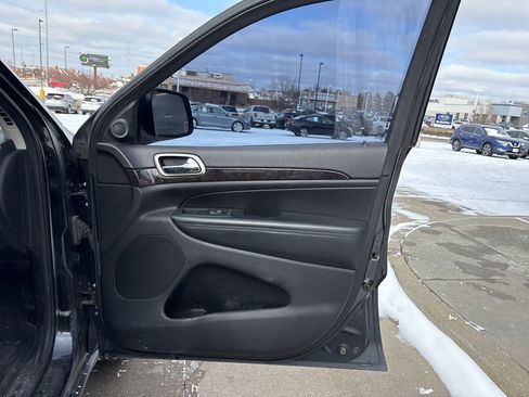 Used 2012 Jeep Grand Cherokee Laredo w/ Laredo E Group image 21