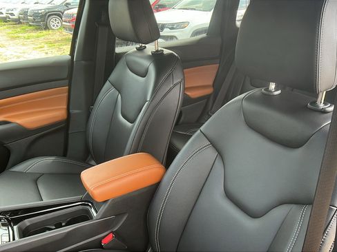 New 2025 Jeep Compass Limited image 18