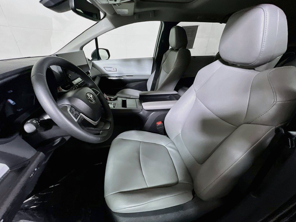 Certified 2026 Toyota Sienna XLE FWD image 18