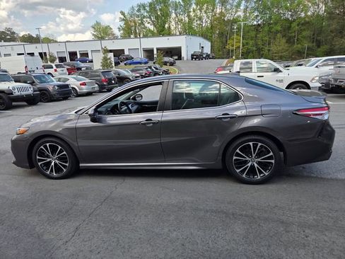 Used 2020 Toyota Camry SE image 4