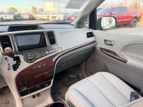 Used 2013 Toyota Sienna Limited w/ Premium Pkg image 28