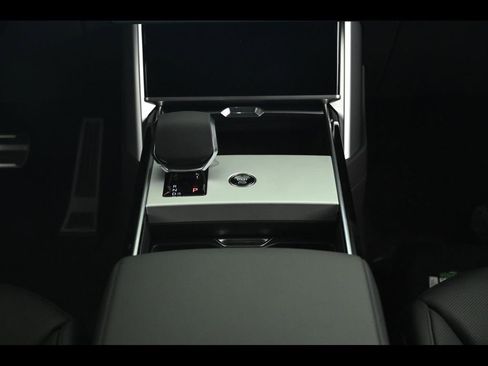 Used 2025 Land Rover Range Rover Long Wheelbase SE image 13