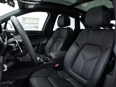 Certified 2025 Porsche Macan image 5