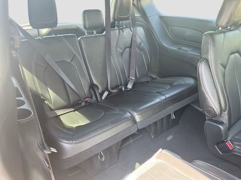 Used 2025 Chrysler Pacifica Select image 26