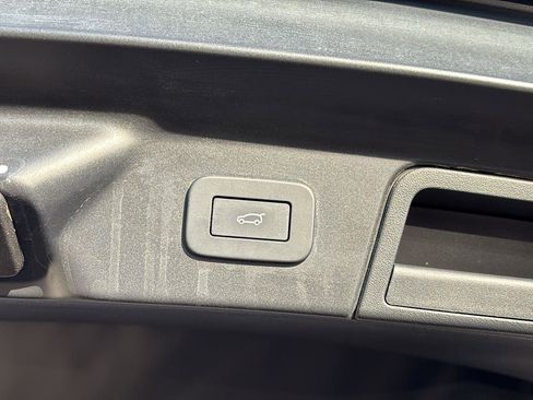 Used 2025 Land Rover Range Rover Velar Dynamic SE image 18