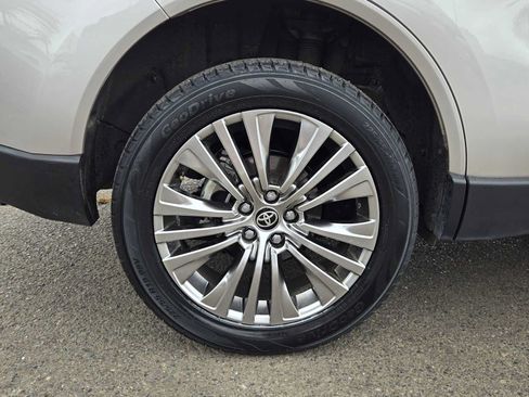 Used 2022 Toyota Venza XLE AWD/4WD image 11