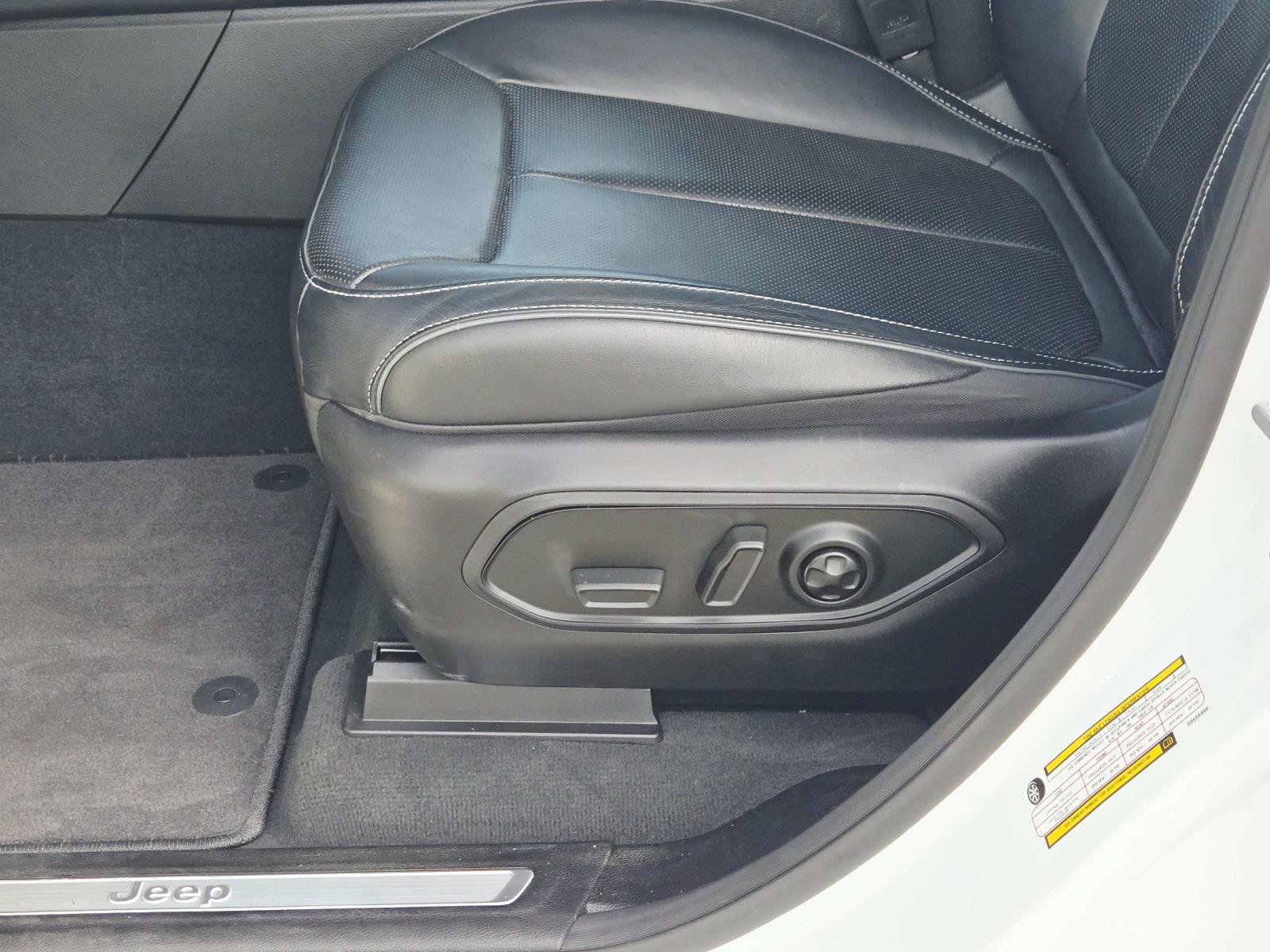 Used 2025 Jeep Grand Cherokee Overland AWD/4WD image 41
