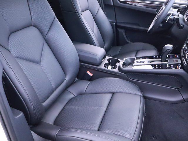 Certified 2025 Porsche Macan Turbo AWD/4WD image 24