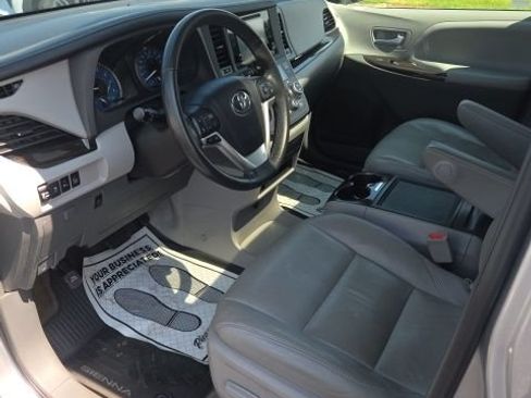 Used 2017 Toyota Sienna XLE w/ XLE Navigation Package FWD image 9