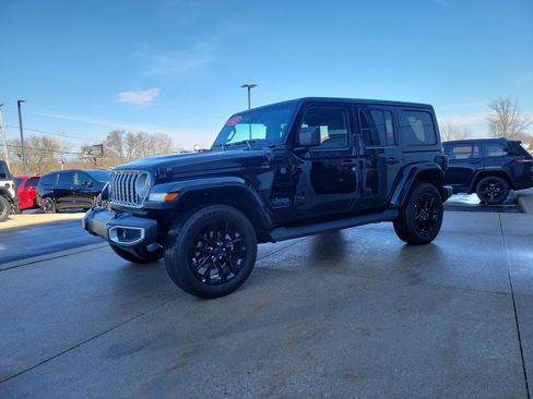 Used 2025 Jeep Wrangler Unlimited Sahara image 2