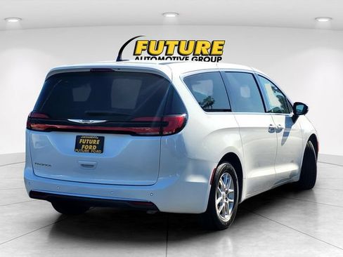 Used 2023 Chrysler Pacifica Touring-L FWD image 4