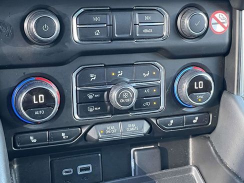 Used 2024 Chevrolet Suburban LT RWD image 22