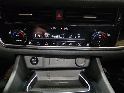 Used 2025 Nissan Rogue SL w/ SL Premium Package image 23