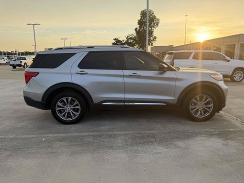 Used 2023 Ford Explorer Limited AWD/4WD image 6