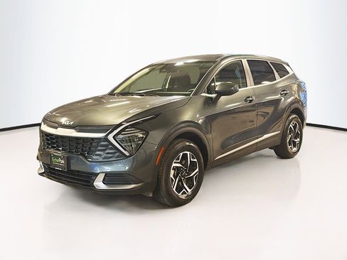 Used 2025 Kia Sportage LX image 3