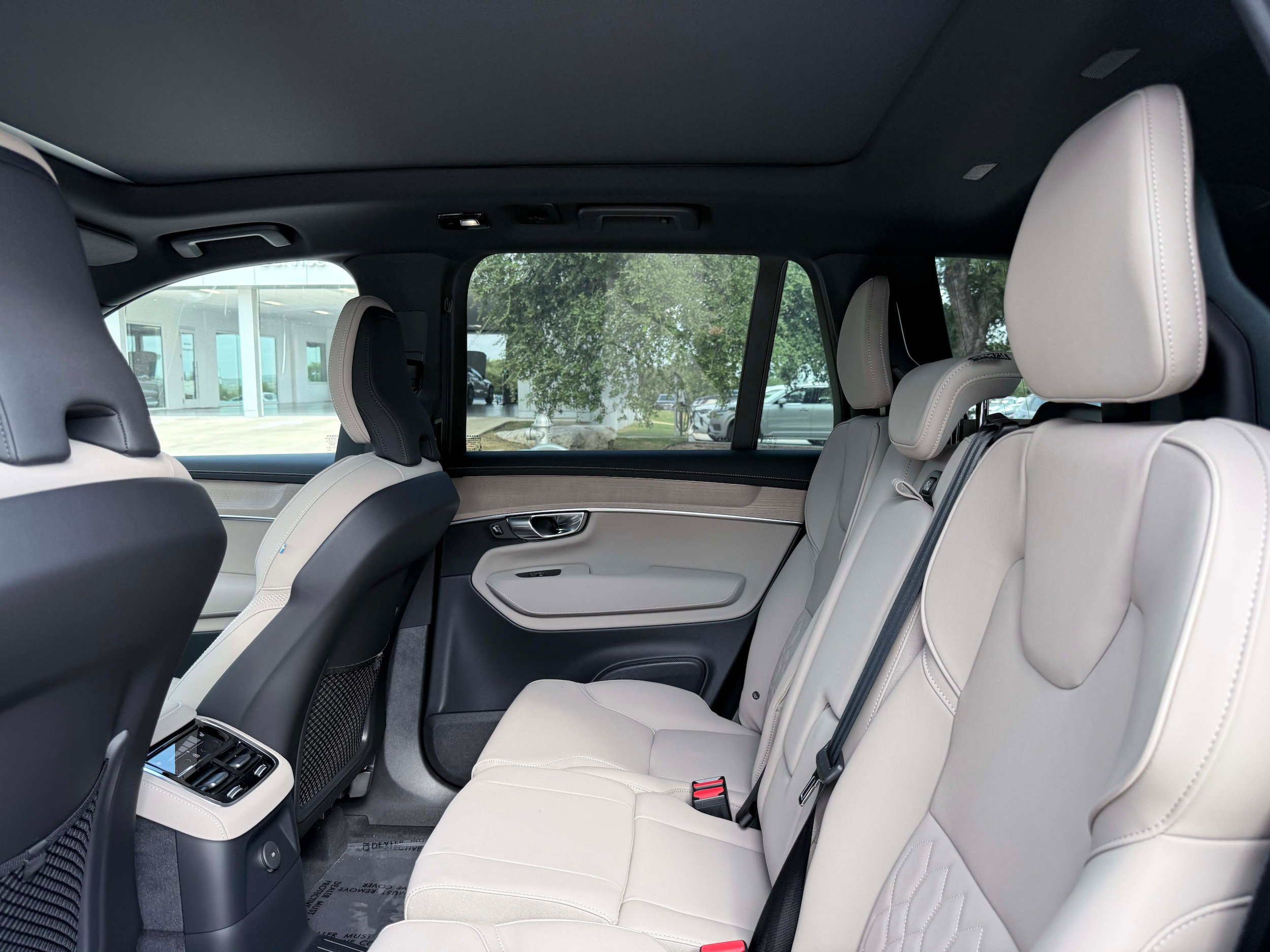 New 2026 Volvo XC90 T8 Plus w/ Protection Package Premier AWD/4WD image 16