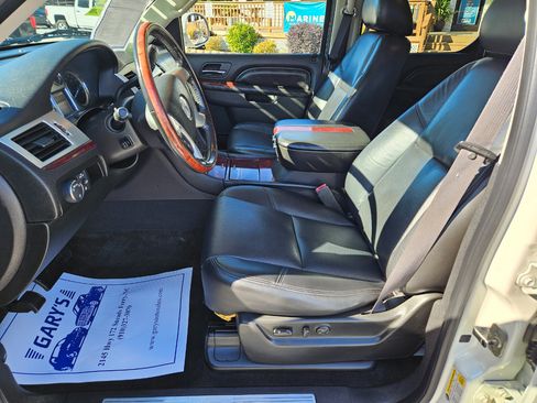 Used 2011 Cadillac Escalade ESV Premium image 12