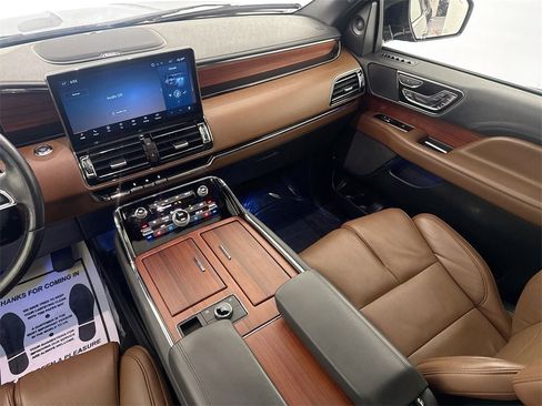 Used 2024 Lincoln Navigator Reserve image 23