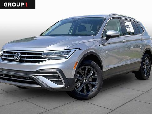 Used 2024 Volkswagen Tiguan SE FWD image 1