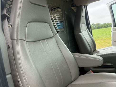 Used 2017 Chevrolet Express 2500 RWD image 18