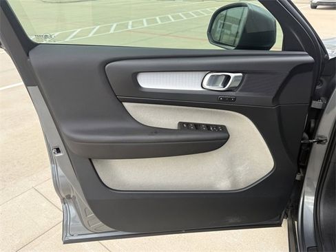 Used 2019 Volvo XC40 T5 Momentum image 8