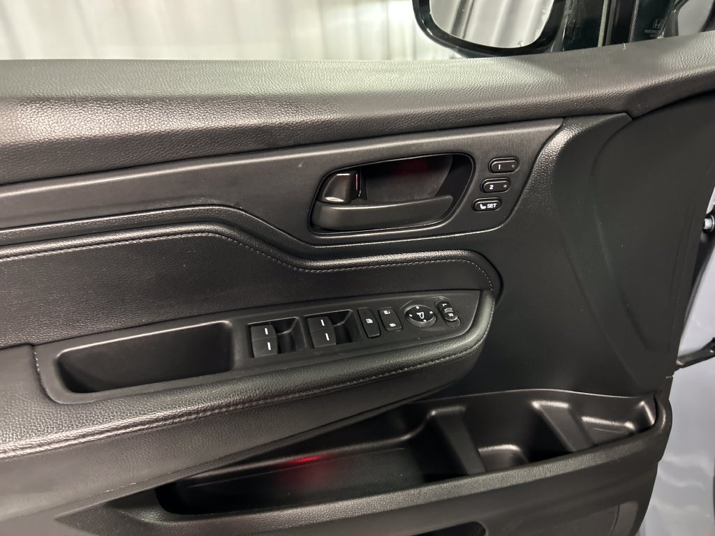 Used 2023 Honda Odyssey Sport image 12
