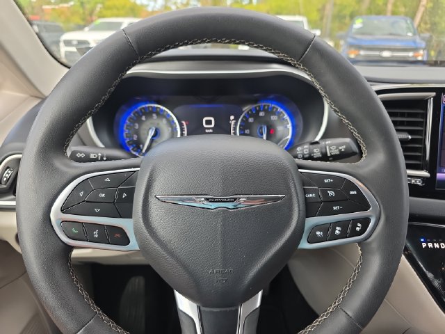 Used 2024 Chrysler Pacifica Touring-L FWD image 19