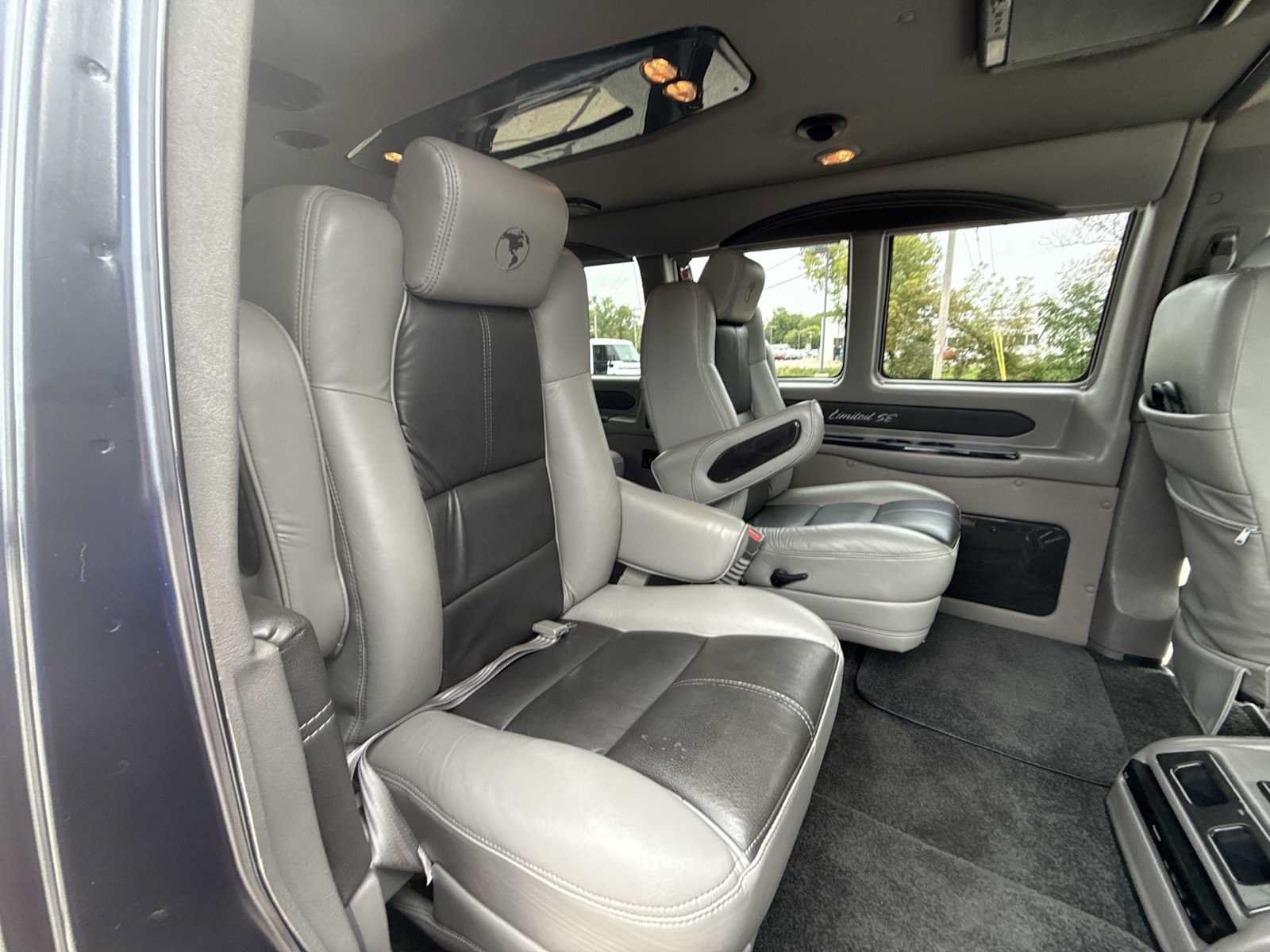 Used 2015 Chevrolet Express 2500 RWD image 23